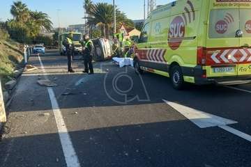 Aparatoso vuelco lateral de un vehículo en la entrada al aeropuerto desde el sur/TA.